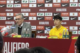 媒体人：两位国脚在征亚洲杯期间变自由球员，这倒是“活久见”